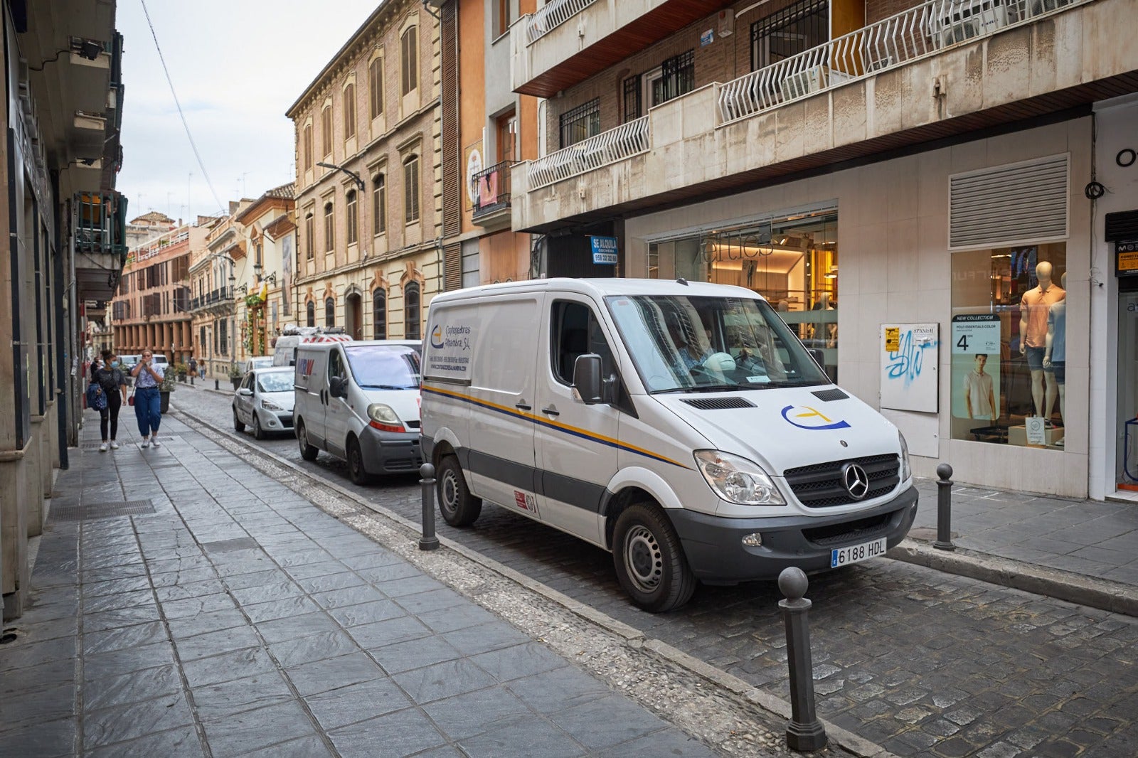 Movilidad inaugura los cambios en una calle a la que solo podrán acceder en coche los residentes con garaje o los usuarios de hoteles o el parking 