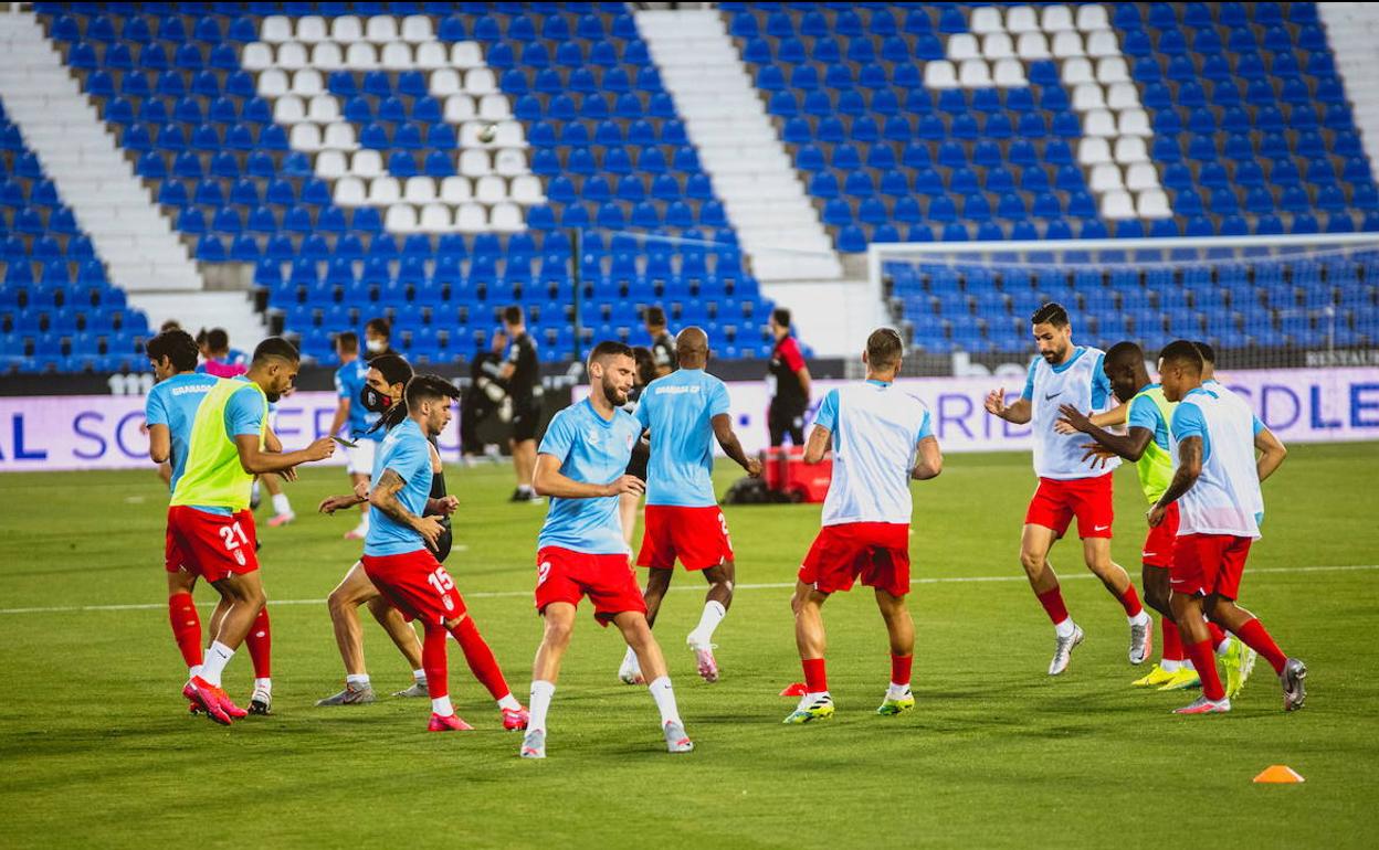 Los futbolistas del Granada calientan antes del partido de esta temporada en Butarque, que concluyó 0-0 ya en plena pandemia. 