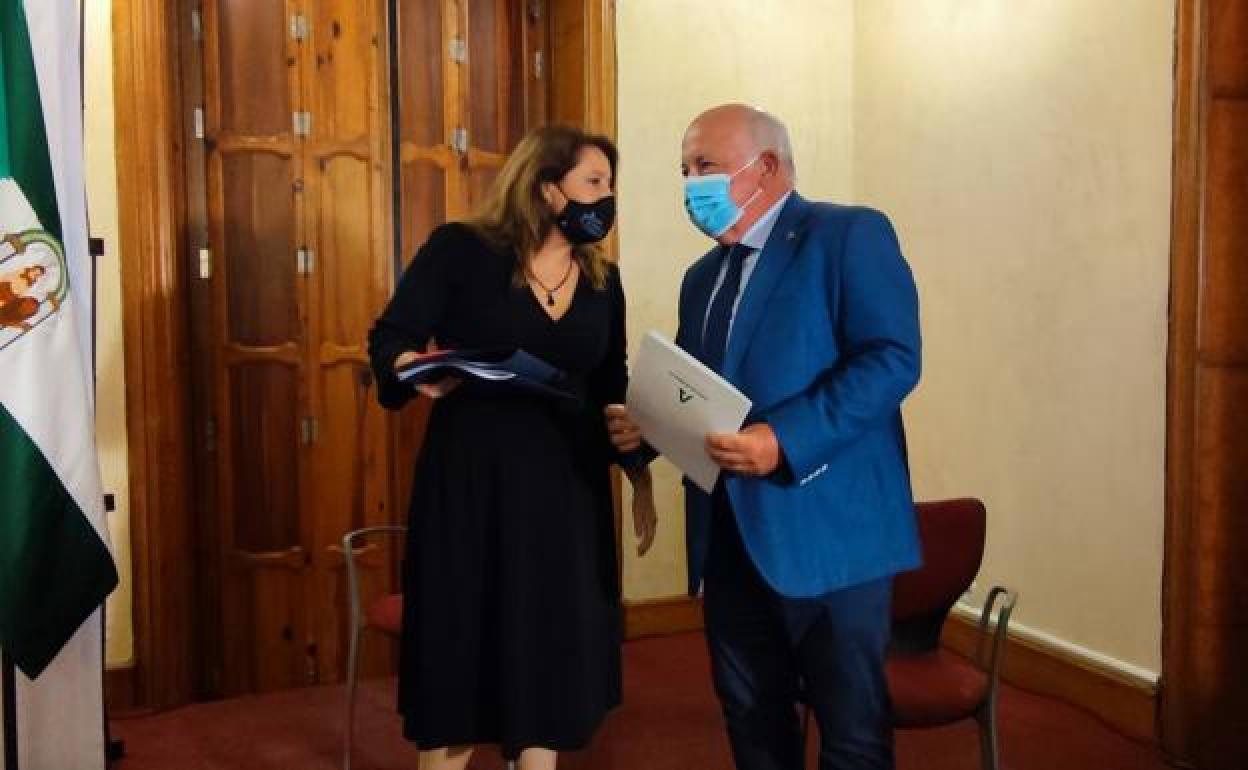 Carmen Crespo dialoga con Jesús Aguirre, antes de la presentación. 