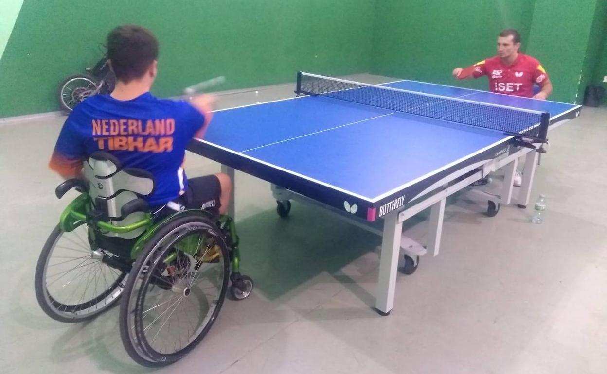 Íker González, integrante del equipo paralímpico español de promesas, acompañado por su técnico Dragos Antimir en las instalaciones del Ciudad de Granada.