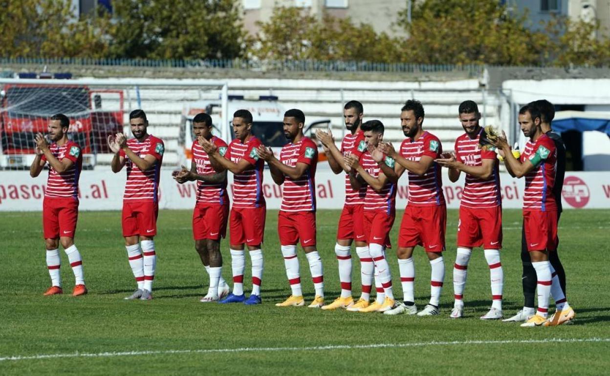 El equipo rojiblanco, al saltar al campo en el estadio Niko Dovana. 