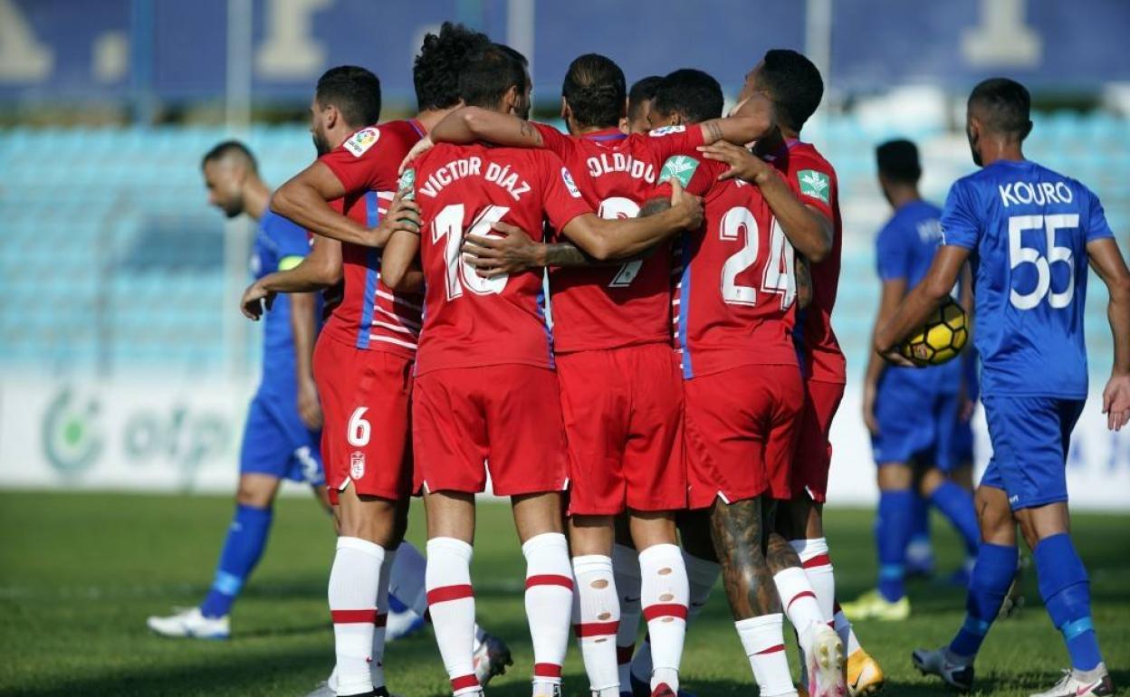 Una piña de jugadores para celebrar uno de los goles en Durrës. 