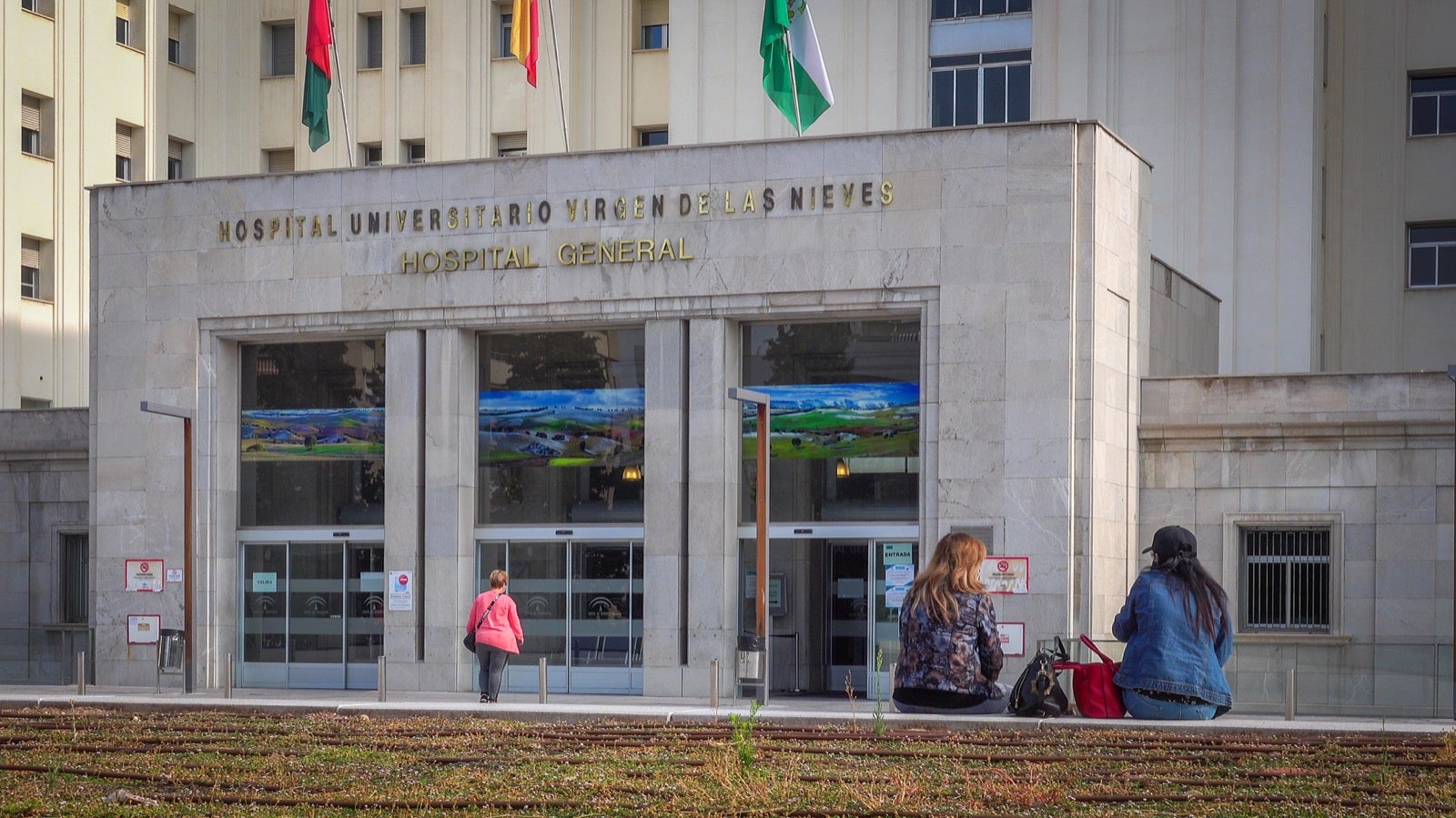 Vinculan los contagios a la fiesta de jubilación de un enfermero; hay médicos aislados, 20 pacientes infectados y el centro deberá hacer 33 contratos exprés para seguir operativo