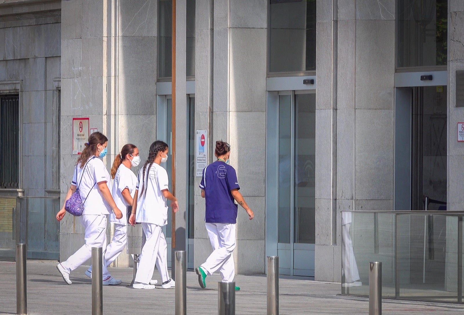 Vinculan los contagios a la fiesta de jubilación de un enfermero; hay médicos aislados, 20 pacientes infectados y el centro deberá hacer 33 contratos exprés para seguir operativo
