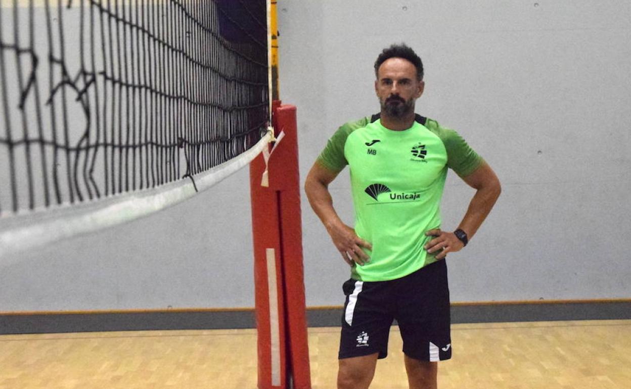 Manolo Berenguel, con la red en el centro, analiza lo bueno y lo malo de Unicaja Almería en sus primeros pasos para la temporada 2020/21. 