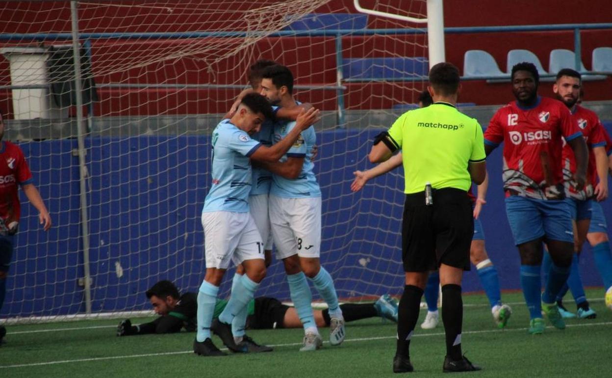 Los celestes festejan uno de los goles marcados en Miramar. 