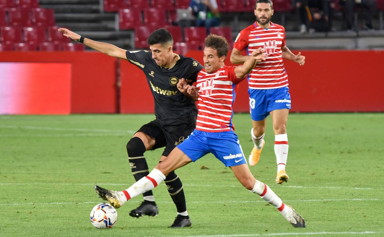 Luis Milla corta el paso a Rodrigo Battaglia. 