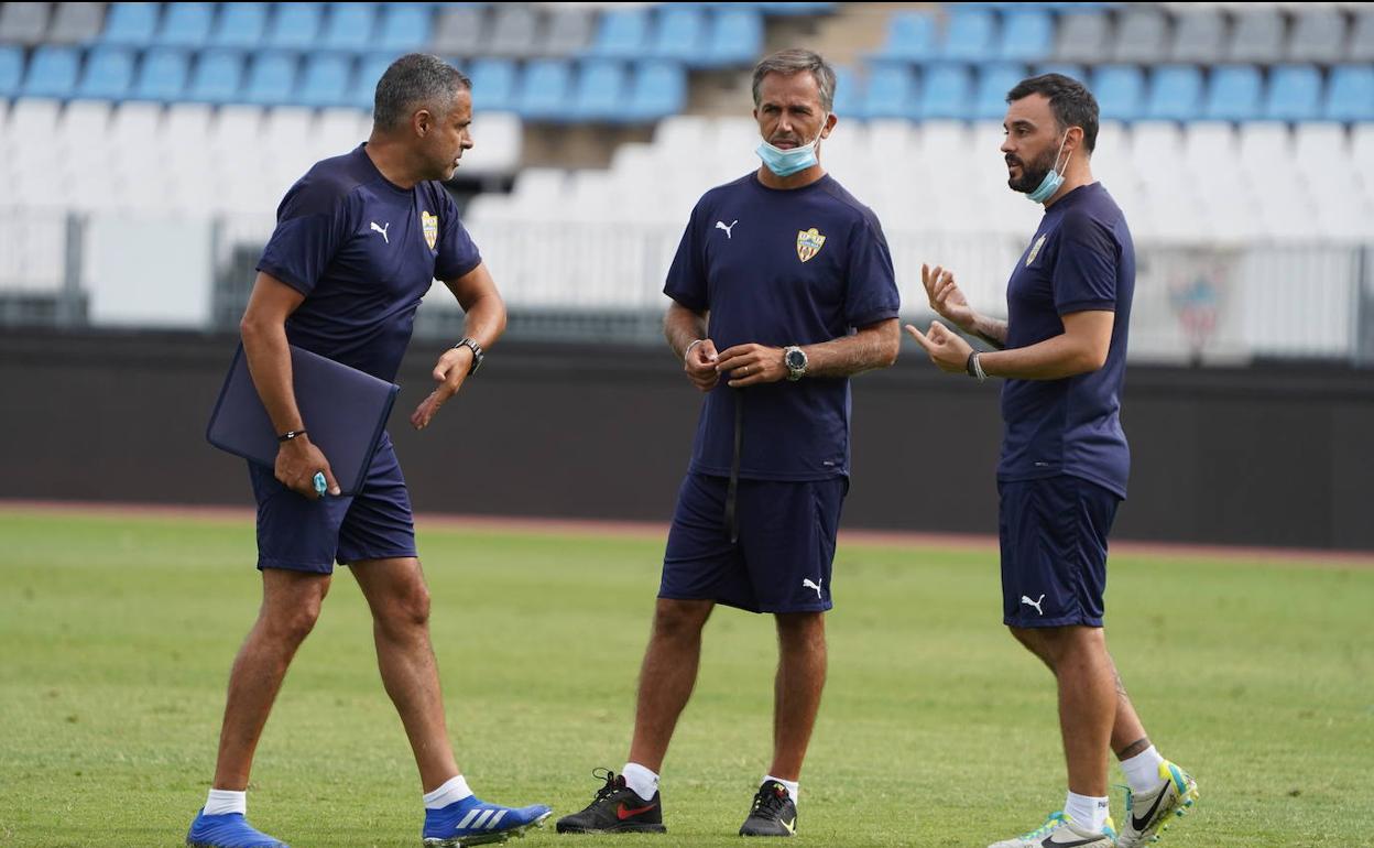 José Gomes habla con dos de sus ayudantes. 