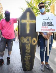 Imagen secundaria 2 - Trabajadores y empresarios, durante la protesta.