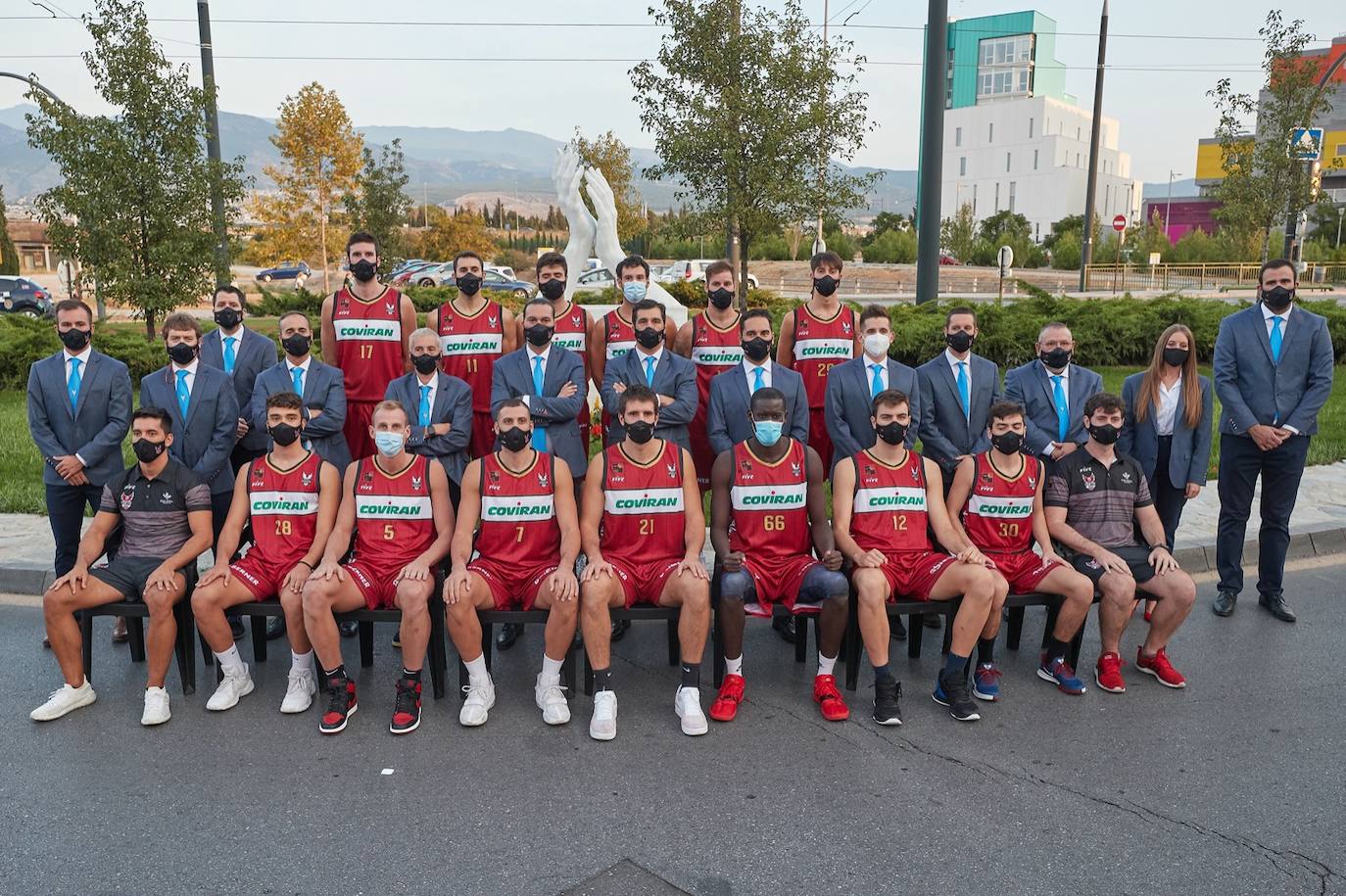 En la primera equipación predomina el rojo tanto en la camiseta como el pantalón y se reduce un poco el negro, que aparece en los bordes