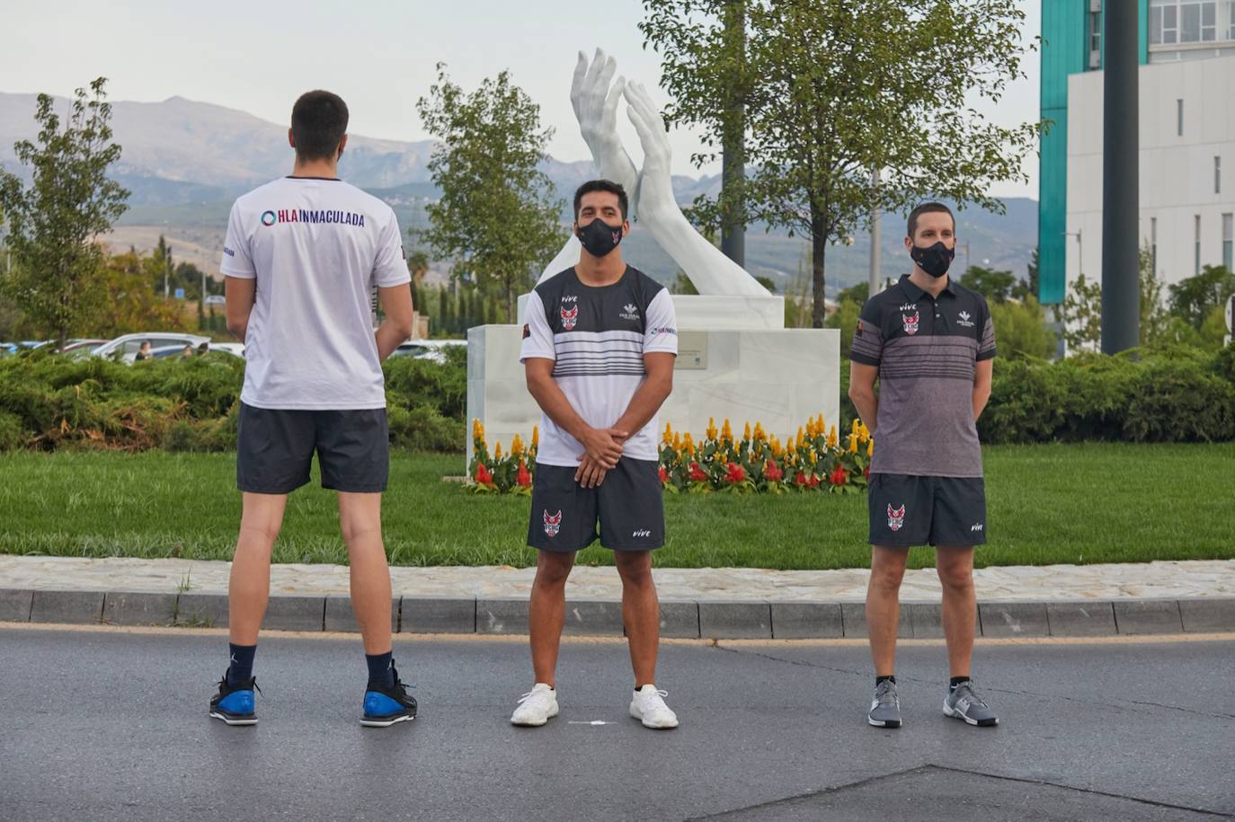 En la primera equipación predomina el rojo tanto en la camiseta como el pantalón y se reduce un poco el negro, que aparece en los bordes