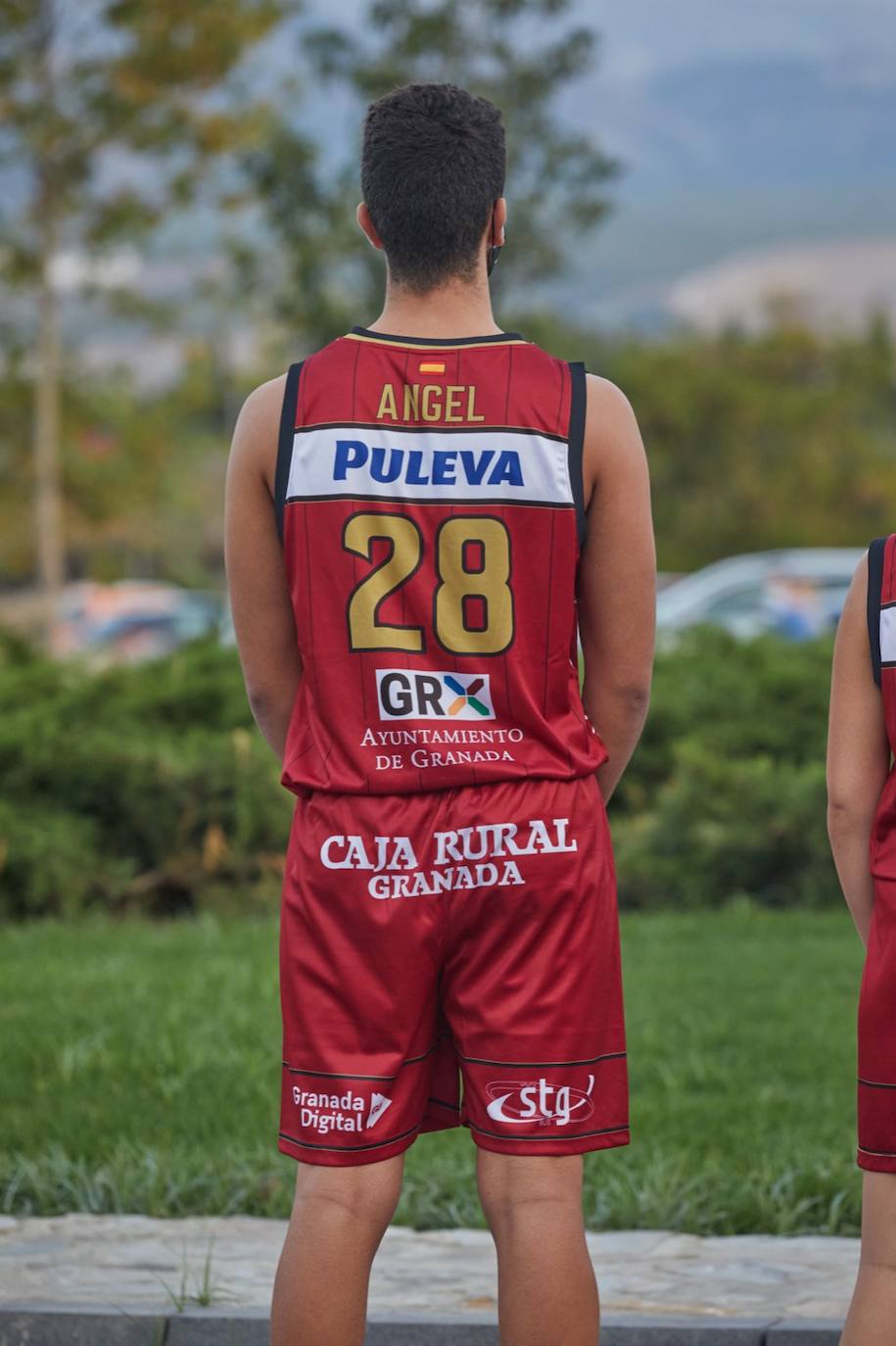 En la primera equipación predomina el rojo tanto en la camiseta como el pantalón y se reduce un poco el negro, que aparece en los bordes