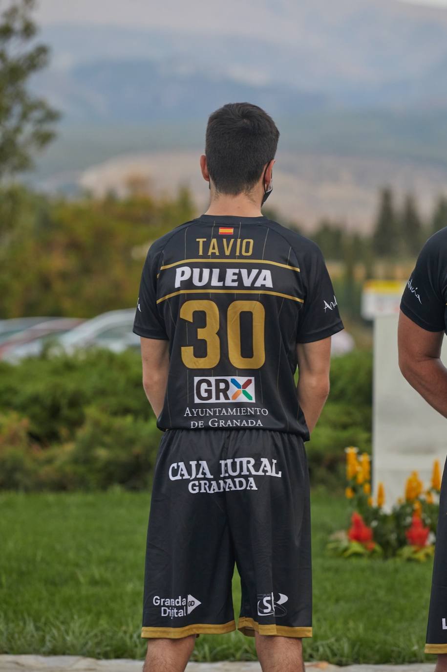 En la primera equipación predomina el rojo tanto en la camiseta como el pantalón y se reduce un poco el negro, que aparece en los bordes