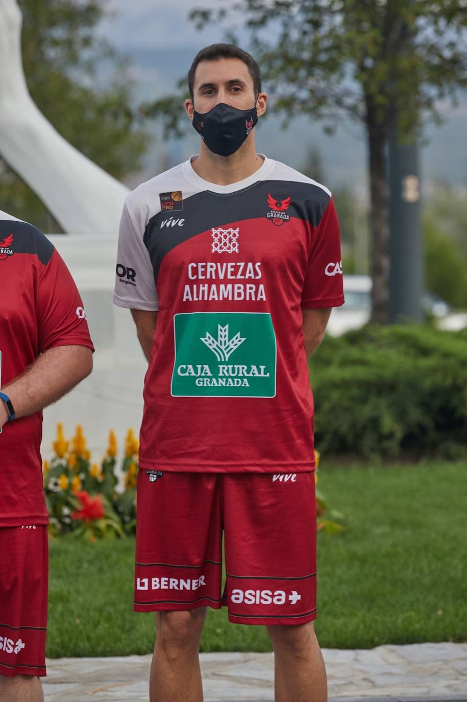 En la primera equipación predomina el rojo tanto en la camiseta como el pantalón y se reduce un poco el negro, que aparece en los bordes