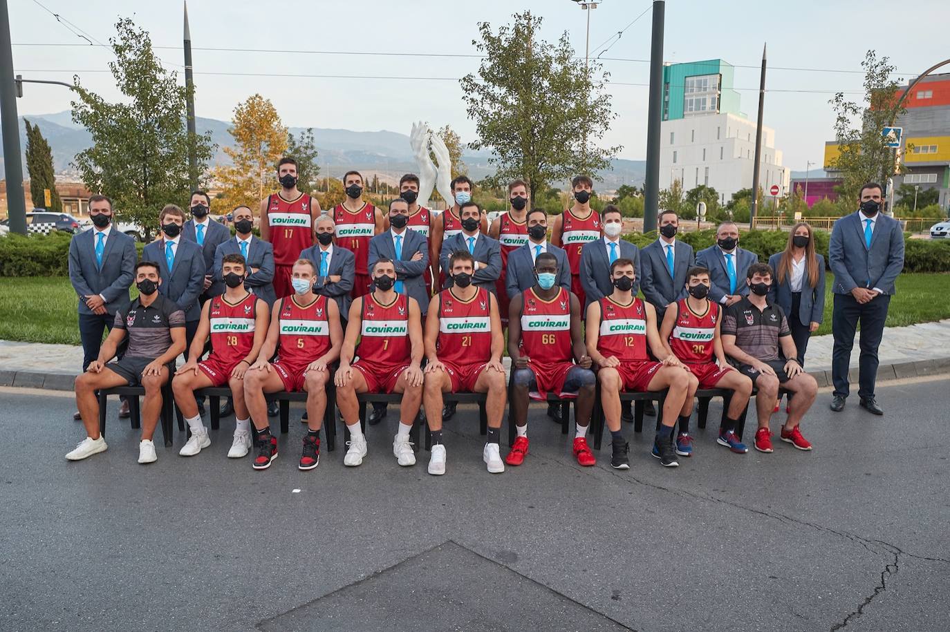 En la primera equipación predomina el rojo tanto en la camiseta como el pantalón y se reduce un poco el negro, que aparece en los bordes