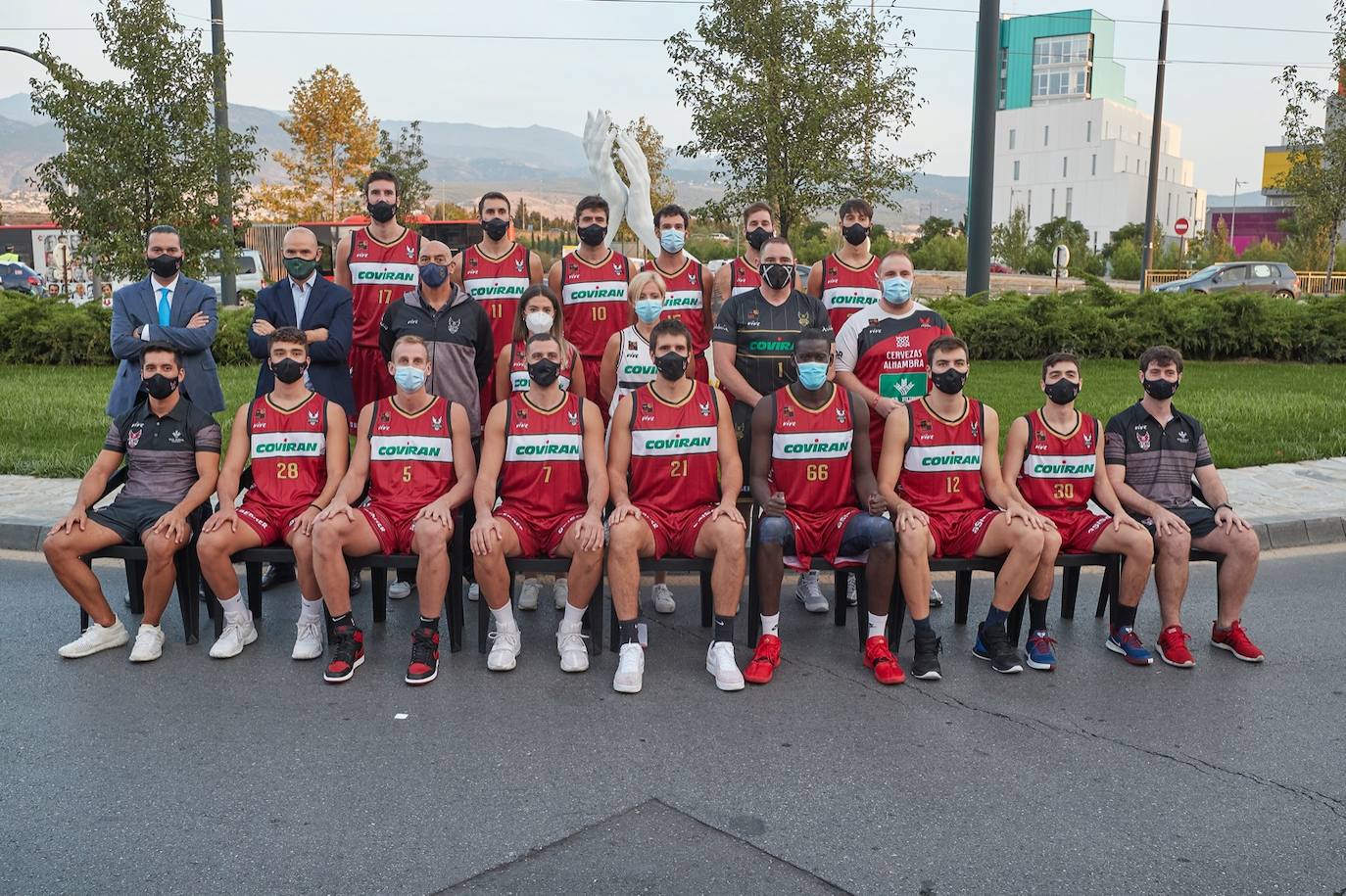 En la primera equipación predomina el rojo tanto en la camiseta como el pantalón y se reduce un poco el negro, que aparece en los bordes