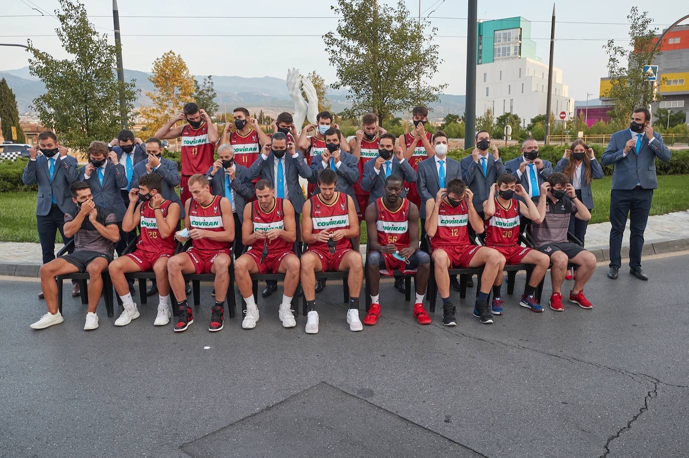 En la primera equipación predomina el rojo tanto en la camiseta como el pantalón y se reduce un poco el negro, que aparece en los bordes