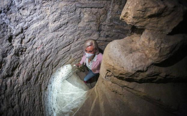 Imagen principal - Arriba, escalera de caracol de una sola pieza, uno de los elementos de más valor del baptisterio. Abajo, detalles de la cámara central. 