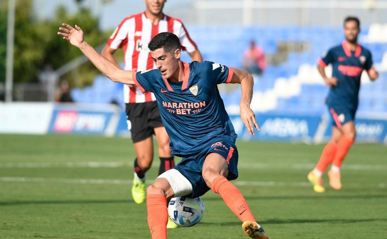 Carlos Fernández trata de controlar el balón durante un amistoso con el Sevilla. 