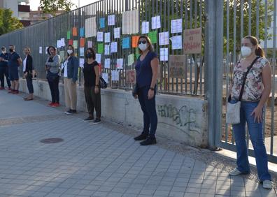Imagen secundaria 1 - Educación en Granada | Familias del colegio Elena Martín Vivaldi piden más profesores para mantener las distancias en las aulas