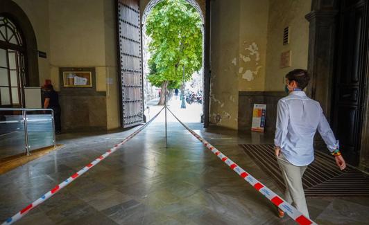 Medidas de seguridad anticovid en la Facultad de Derecho.
