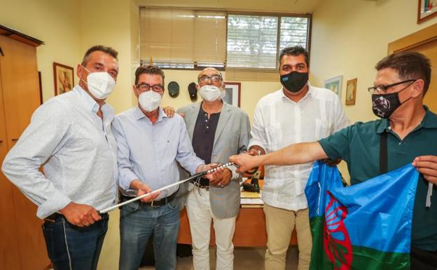 Emilio Calatayud, con el bastón de mando, rodeado de los miembros de la Hermandad Gitana.