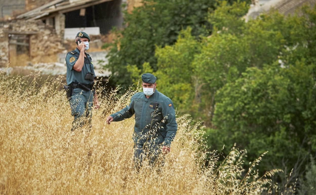 Agentes de la Guardia Civil en la zona en busca del animal.