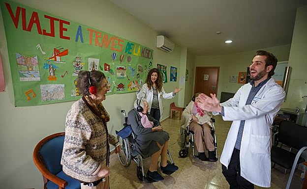 Imagen principal - Taller en una residencia, en 2015.