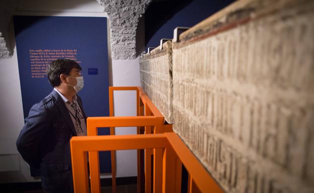 Imagen principal - Arriba, inscripción gótica que había encima de la Puerta y que se guardaba en el Museo Arqueológico. Abajo, herramientas usadas en las excavaciones y uno de los cuadros de la exposición.