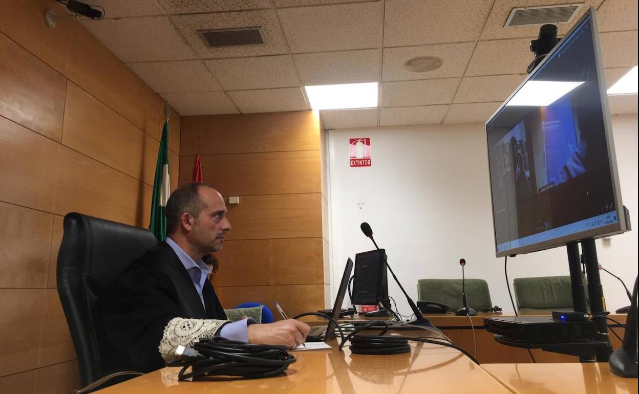 El juez decano de Granada durante el primer juicio por videoconferencia celebrado tras el deconfinanmiento. 
