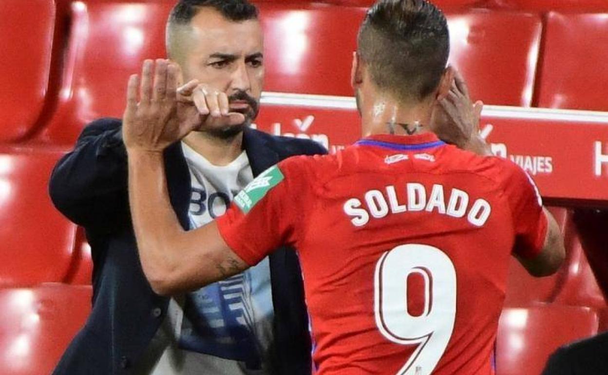 Diego Martínez saluda a Roberto Soldado en el partido frente al Locomotive. 