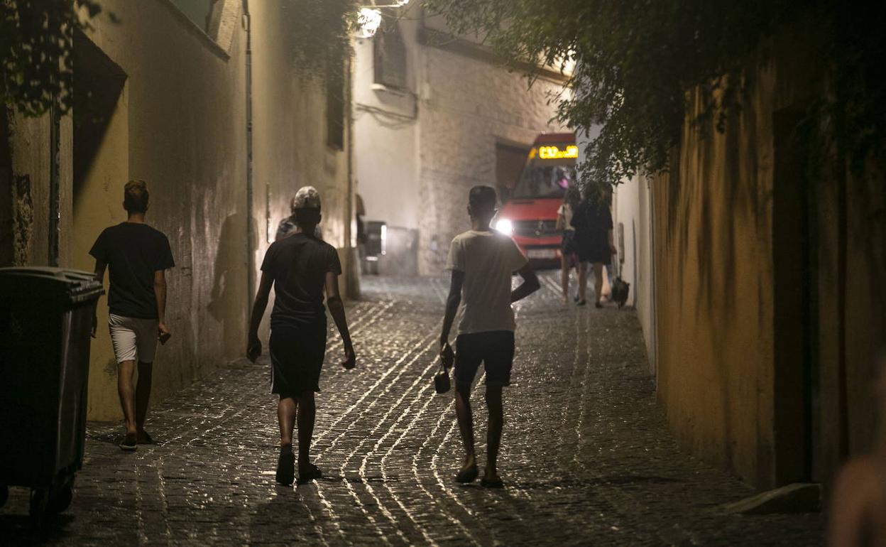 Granada | La noche del sábado se salda con 31 denuncias por botellones y una veintena por fiestas en pisos