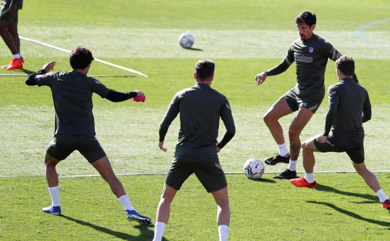 El Atlético hace un rondo durante un entrenamiento de este verano. 