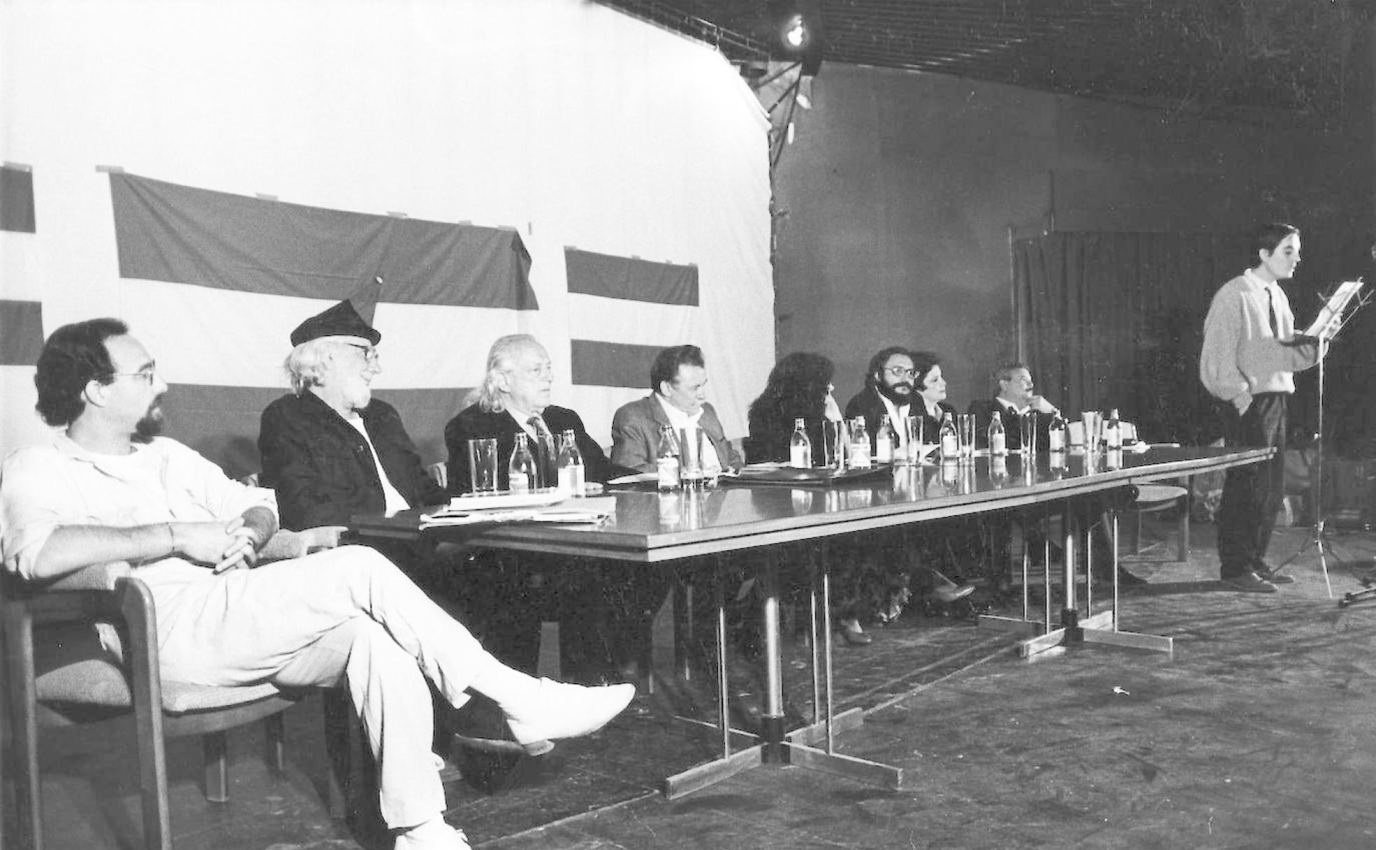 Javier Egea, Cardenal, Alberti y Benedetti (desde la izquierda), en un recital en 1987. 