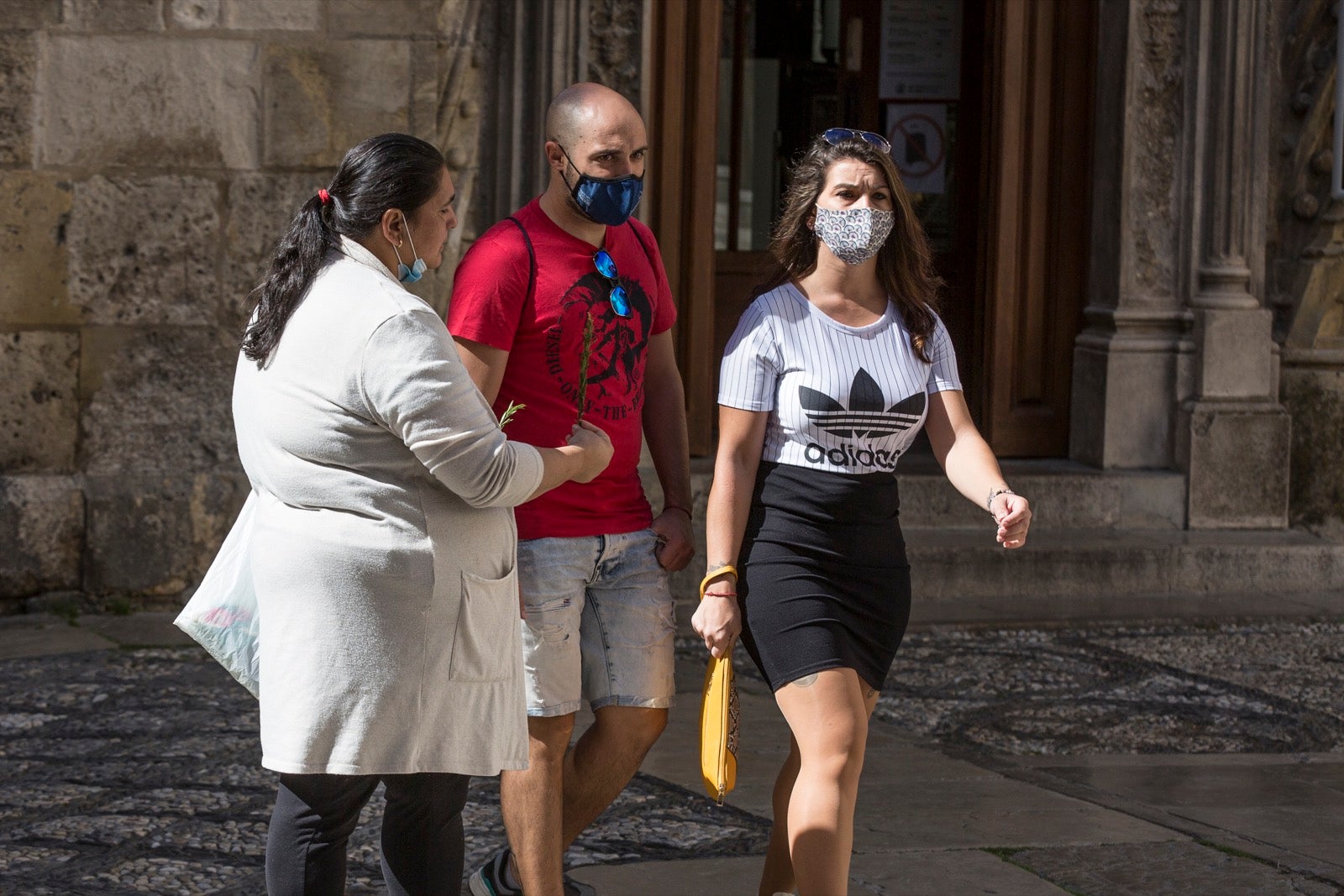 Viandantes por el centro de Granada.