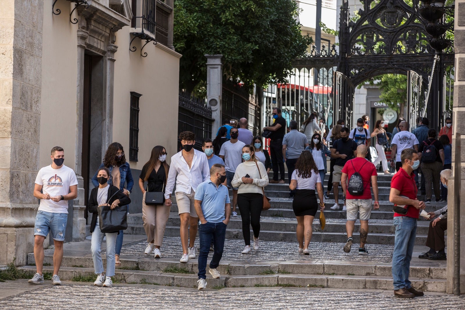 Viandantes por el centro de Granada.