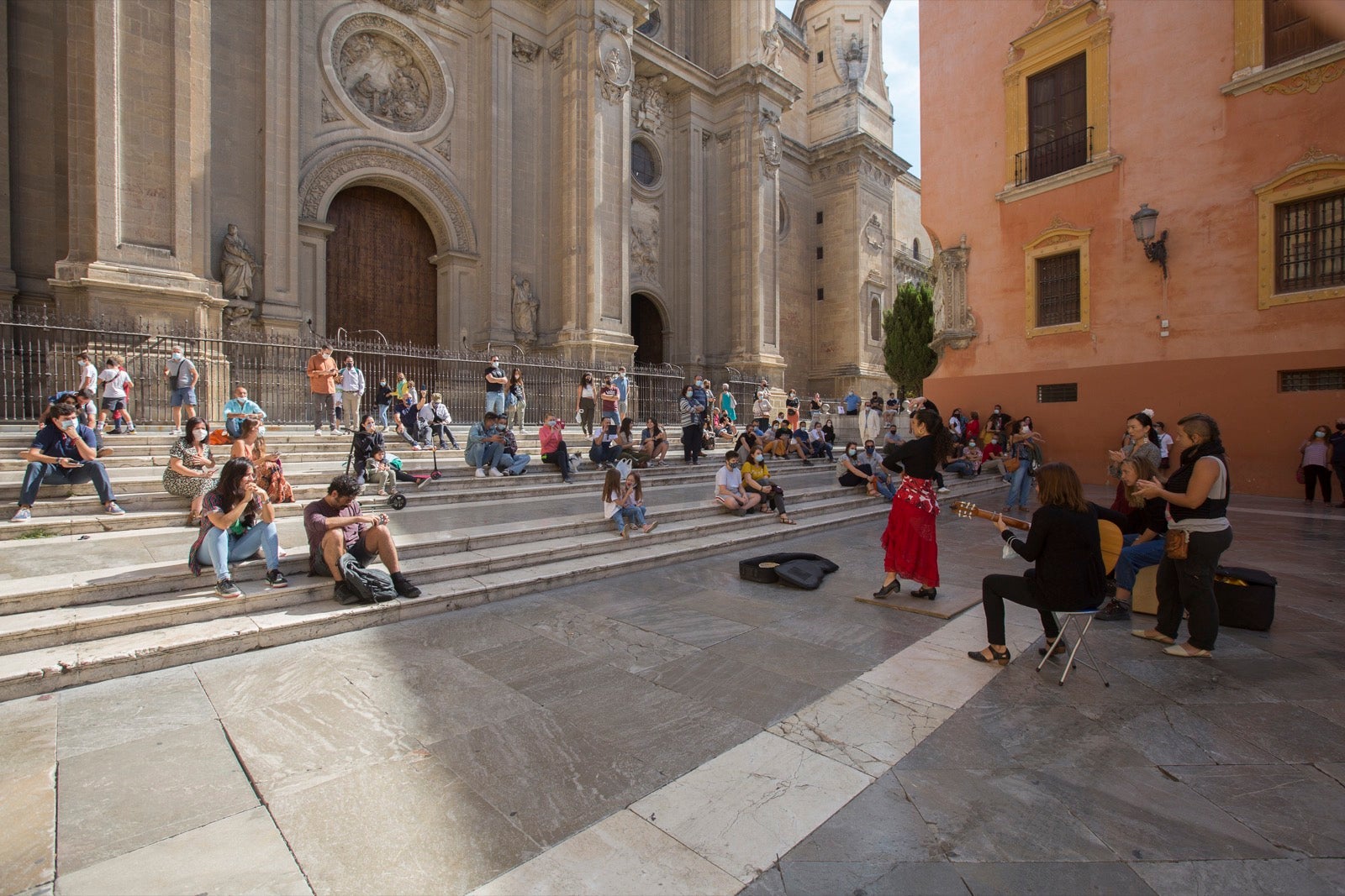 Viandantes por el centro de Granada.