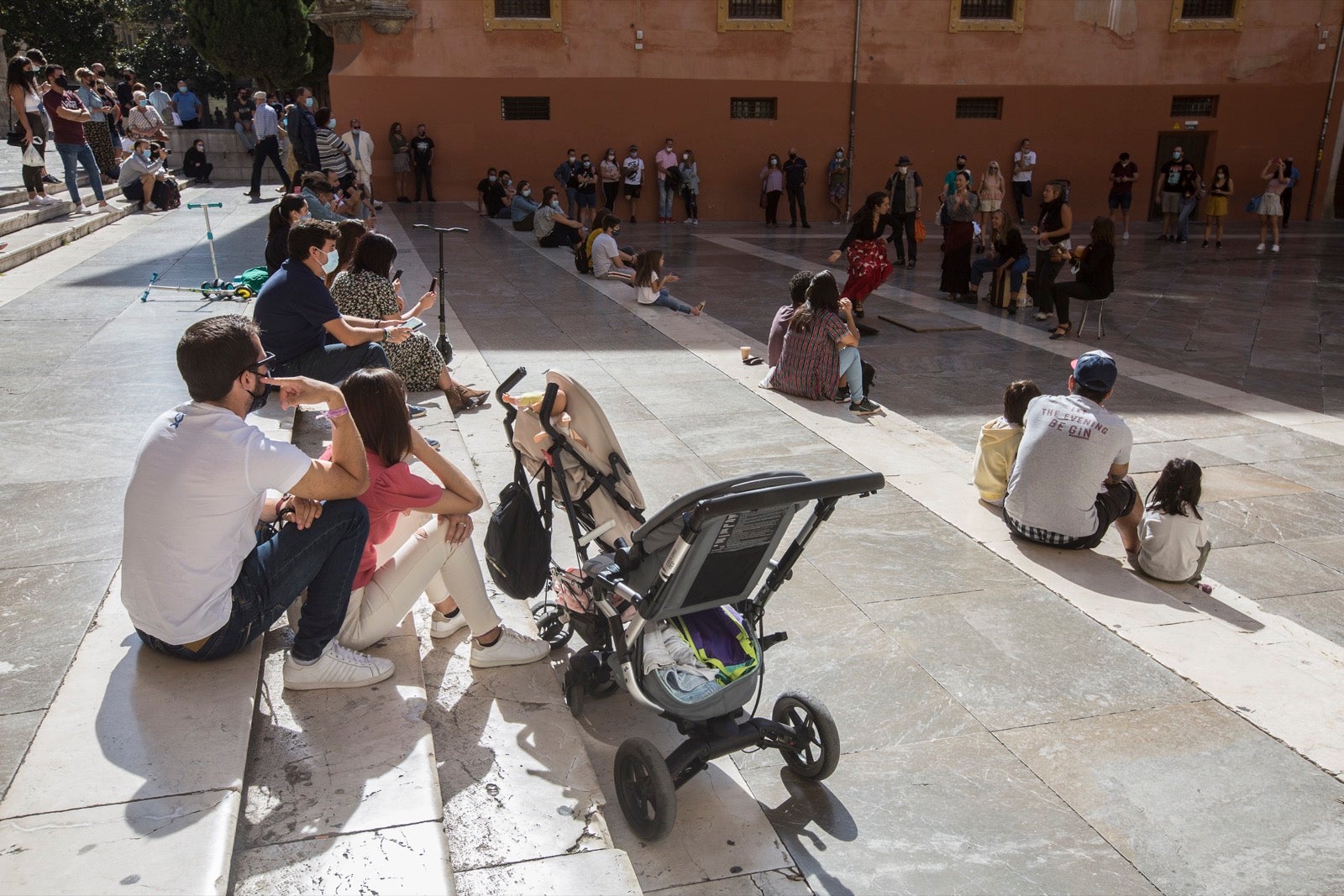 Viandantes por el centro de Granada.