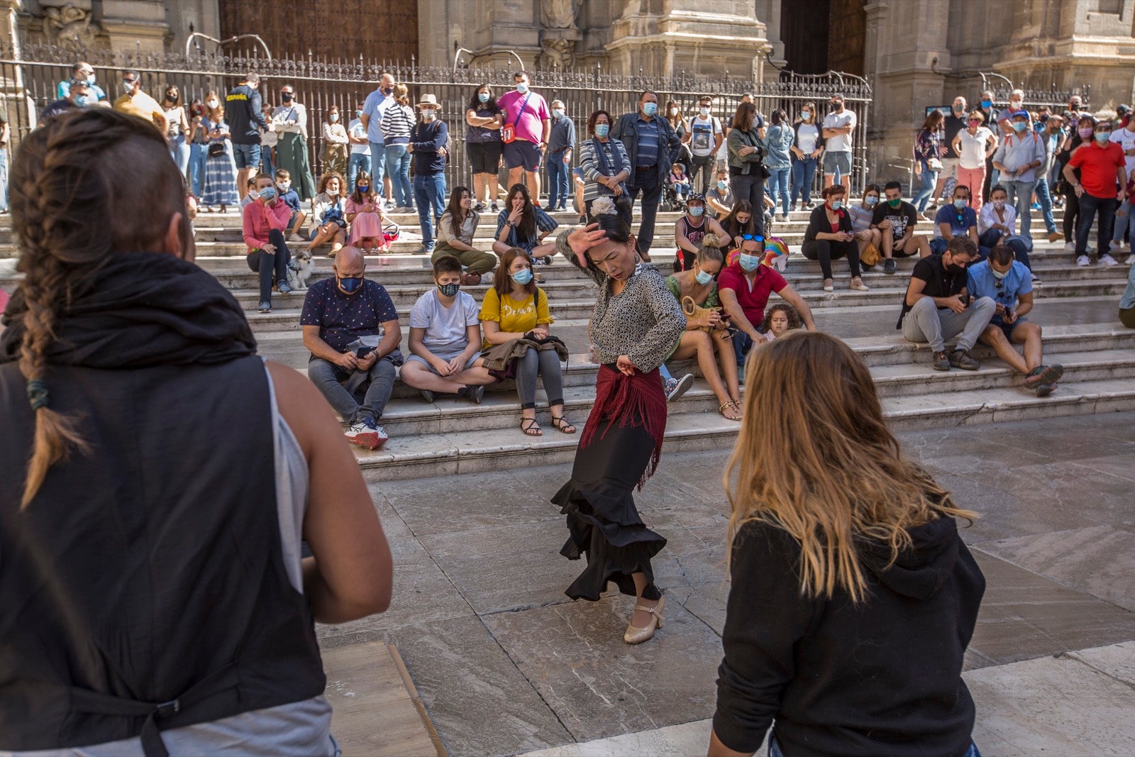 Viandantes por el centro de Granada.