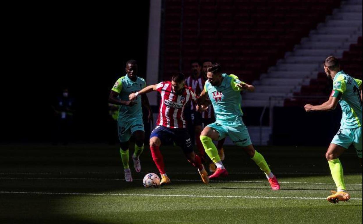 Puertas intenta frenar el avance de Carrasco sin éxito. 