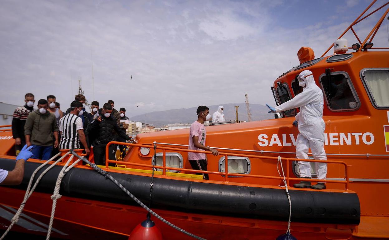 Llegada de un grupo de inmigrantes irregulares a Motril. j