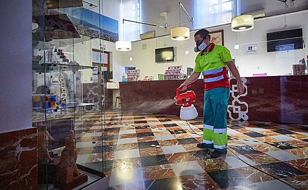 Imagen principal - Así amaneció la Plaza del Carmen ayer. 