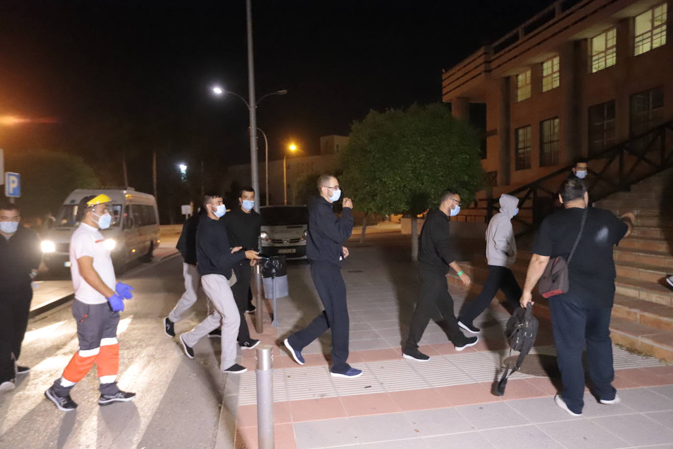 Fotos: El Ayuntamiento de Motril fleta un autobús &#039;exprés&#039; para que 24 inmigrantes hagan cuarentena
