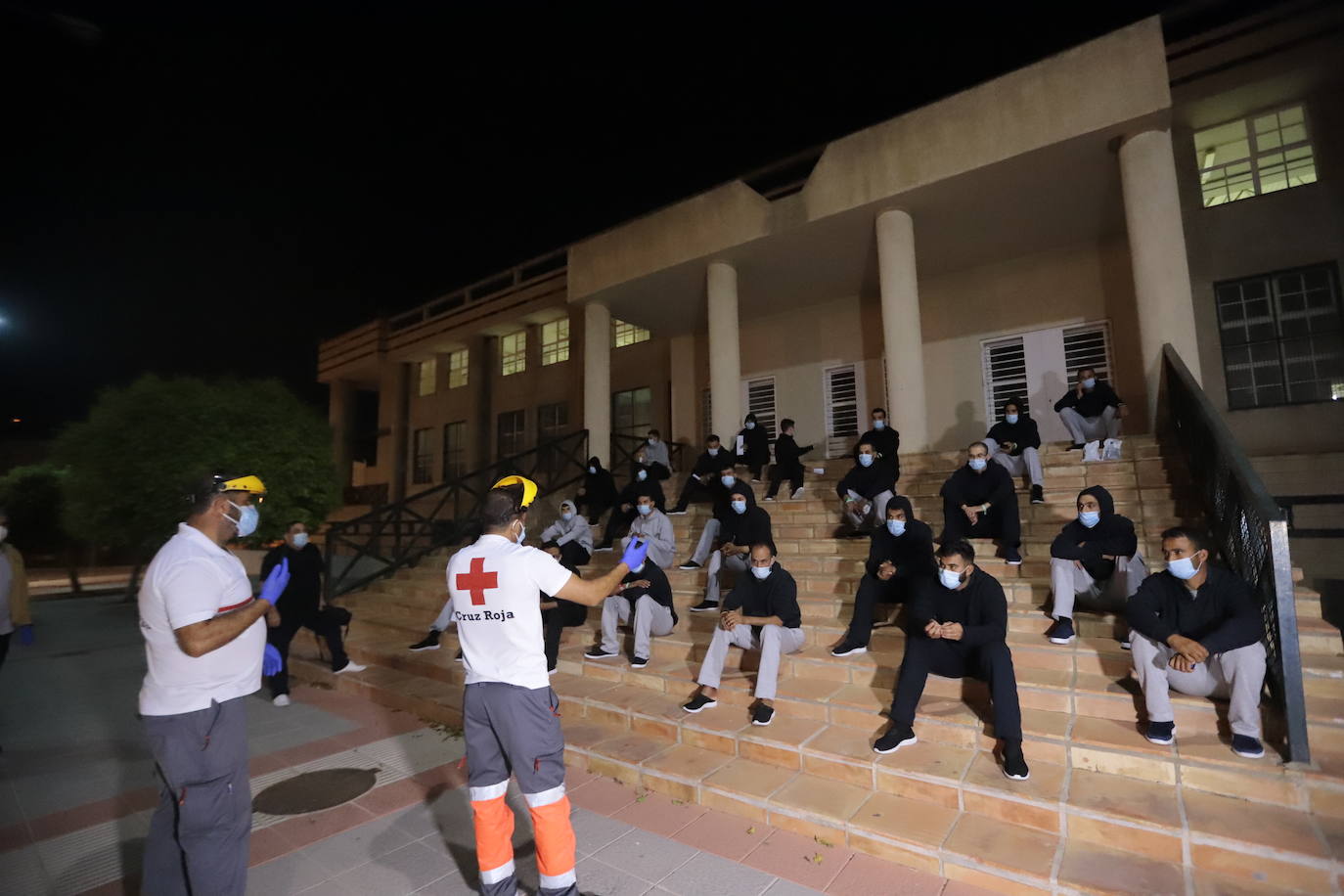 Fotos: El Ayuntamiento de Motril fleta un autobús &#039;exprés&#039; para que 24 inmigrantes hagan cuarentena