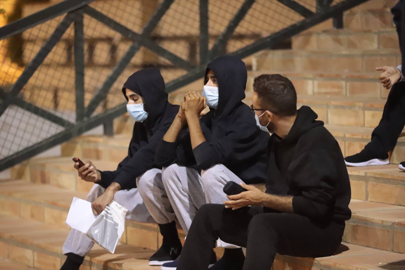 Fotos: El Ayuntamiento de Motril fleta un autobús &#039;exprés&#039; para que 24 inmigrantes hagan cuarentena