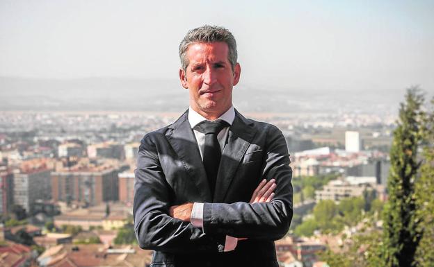 Lucas Macías, director artístico de la OCG, con Granada al fondo.