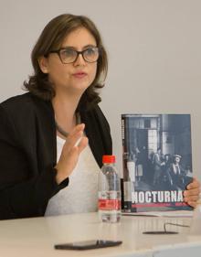 Imagen secundaria 2 - Arriba, observando uno de los paneles de la exposición. Debajo, fotógrafo en plena faena y la comisaria Lucía Laín mostrando el catálogo.