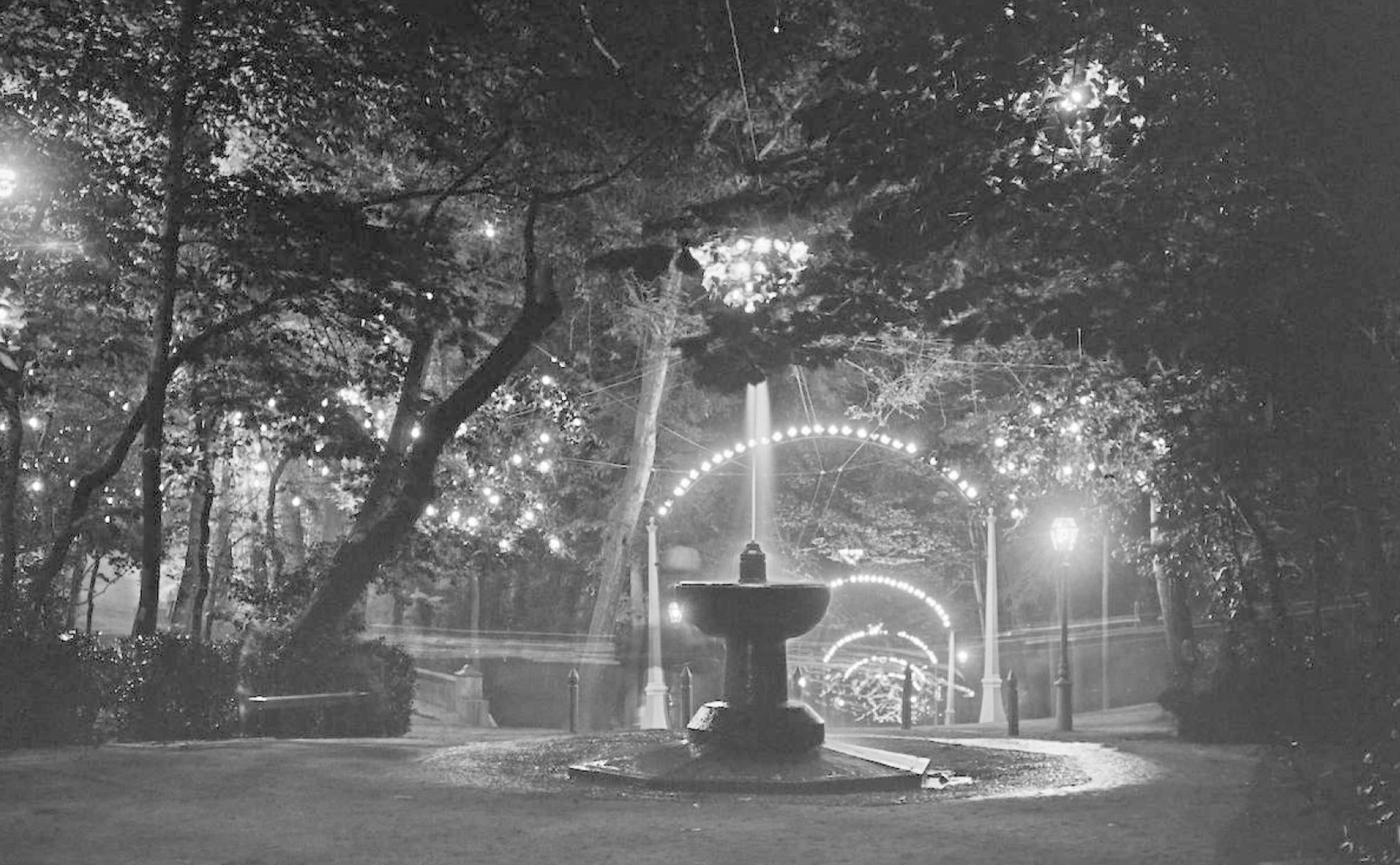 El bosque de la Alhambra iluminado con bombillas eléctricas. 'La Fuente del Tomate' (1907-1909). Real Academia de Bellas Artes Nuestra Señora de las Angustias.