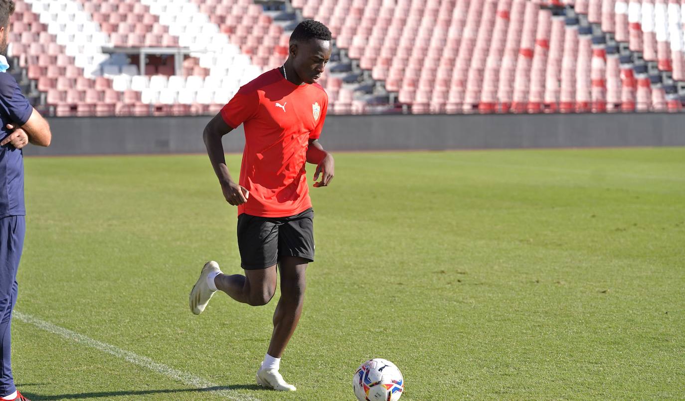 Fotos: Los rojiblancos esperan dar un salto más tras lo hecho en Lugo ante un Sporting fuerte