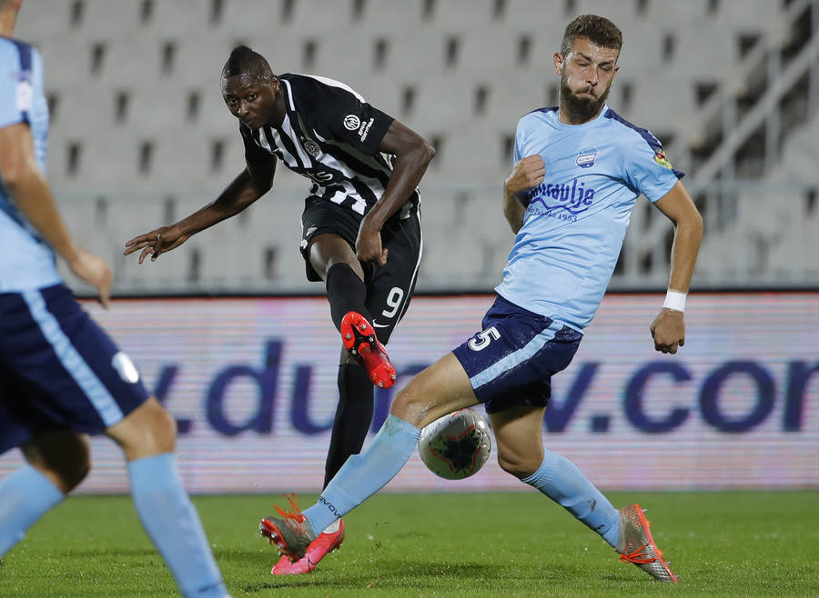 Umar Sadiq dispara a portería en el partido ante el Backa. 